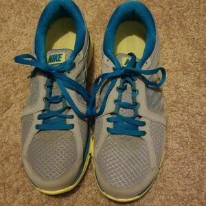 Nike Dual Fusion Run tennis shoes